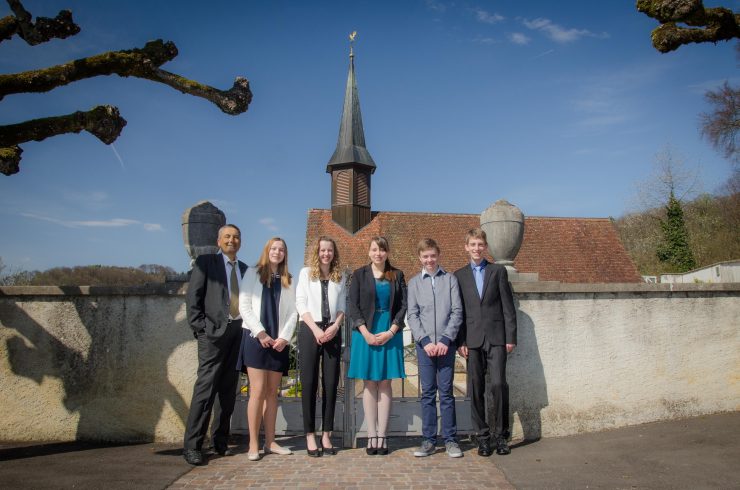 Konfirmanden-Gruppe Buus: Lina Bürli, Melanie Gisin, Flavia Ritter, Yannic Grieder, Aaron Irniger, (ganz links) Pfarrer Lorenz Lattner