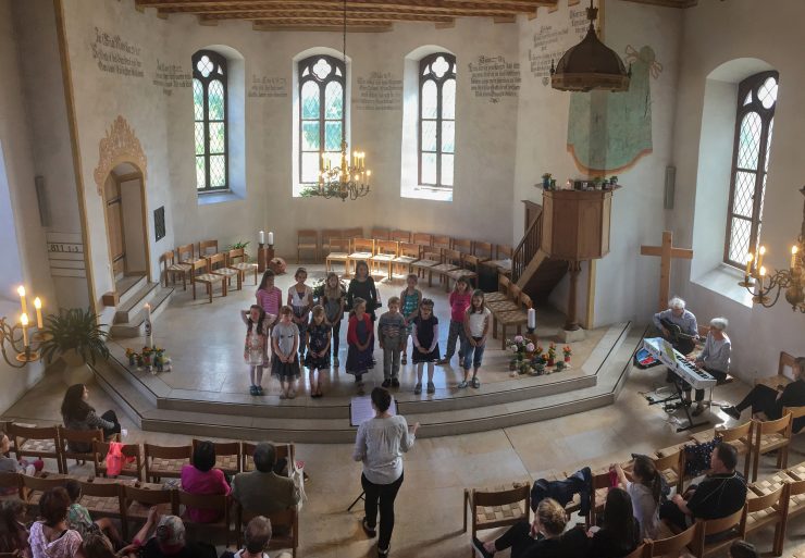 Die Stärnschnuppe-Kinder eröffnen den Pfingstgottesdienst