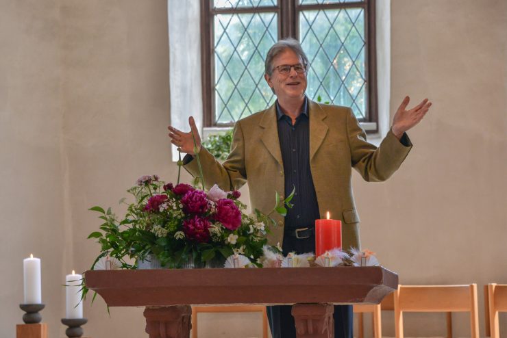 Der Kirchenpflegepräsident bedankt sich bei allen für ihr Mittun